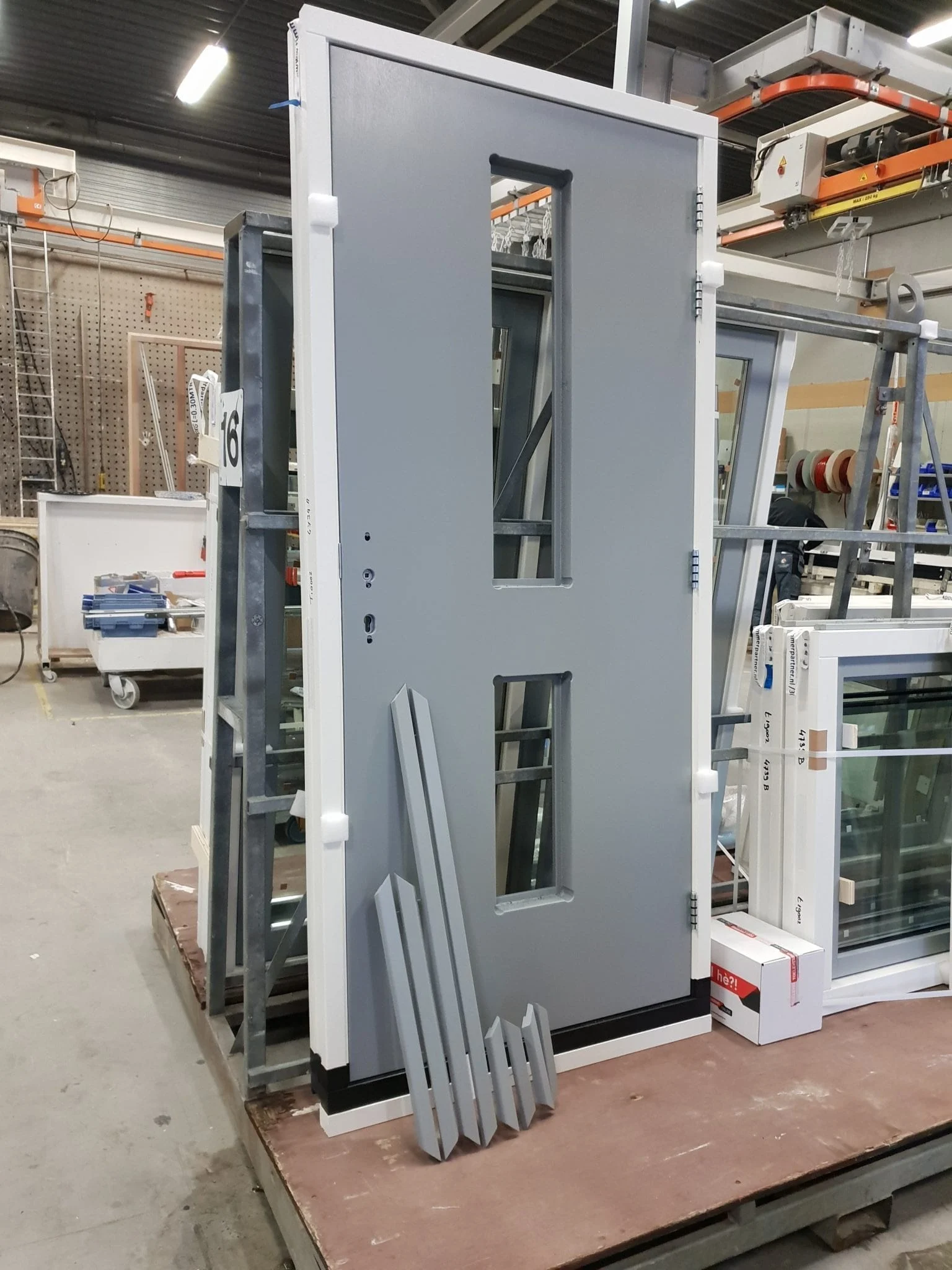 Houten voordeur TH04 met twee velden van glas in productiefase